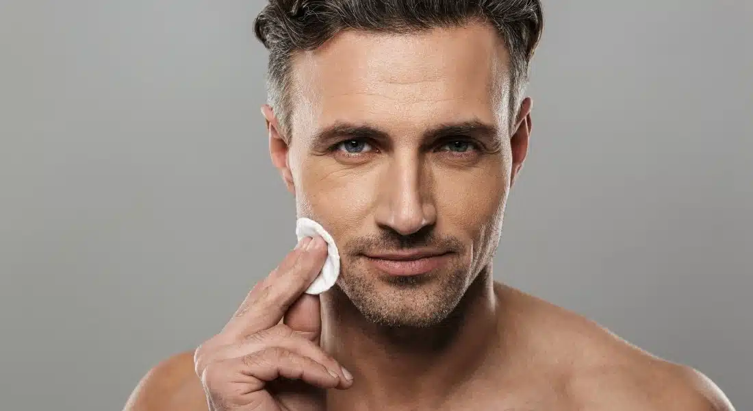 Hombre de mediana edad cuidándose la piel.