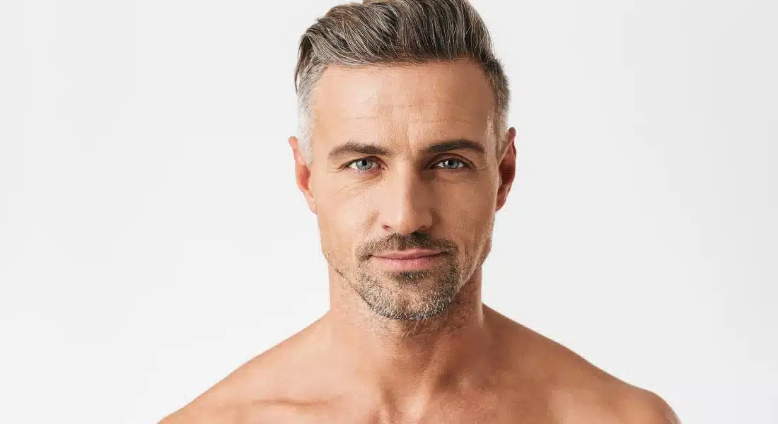 Hombre de mediana edad con rostro cuidado.