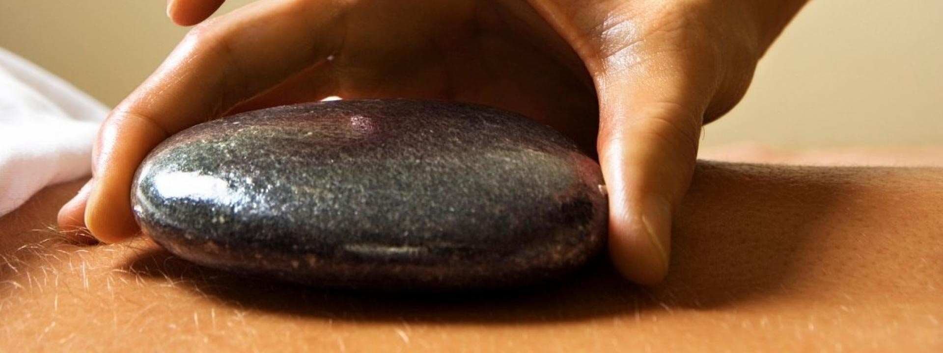 Masaje con piedra volcánica caliente