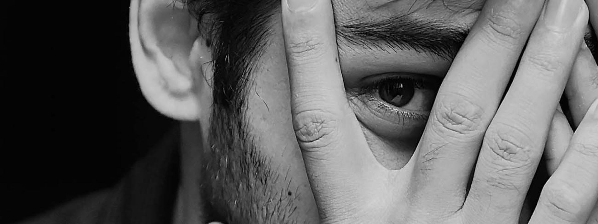 Hombre de mediana edad con rostro cuidado